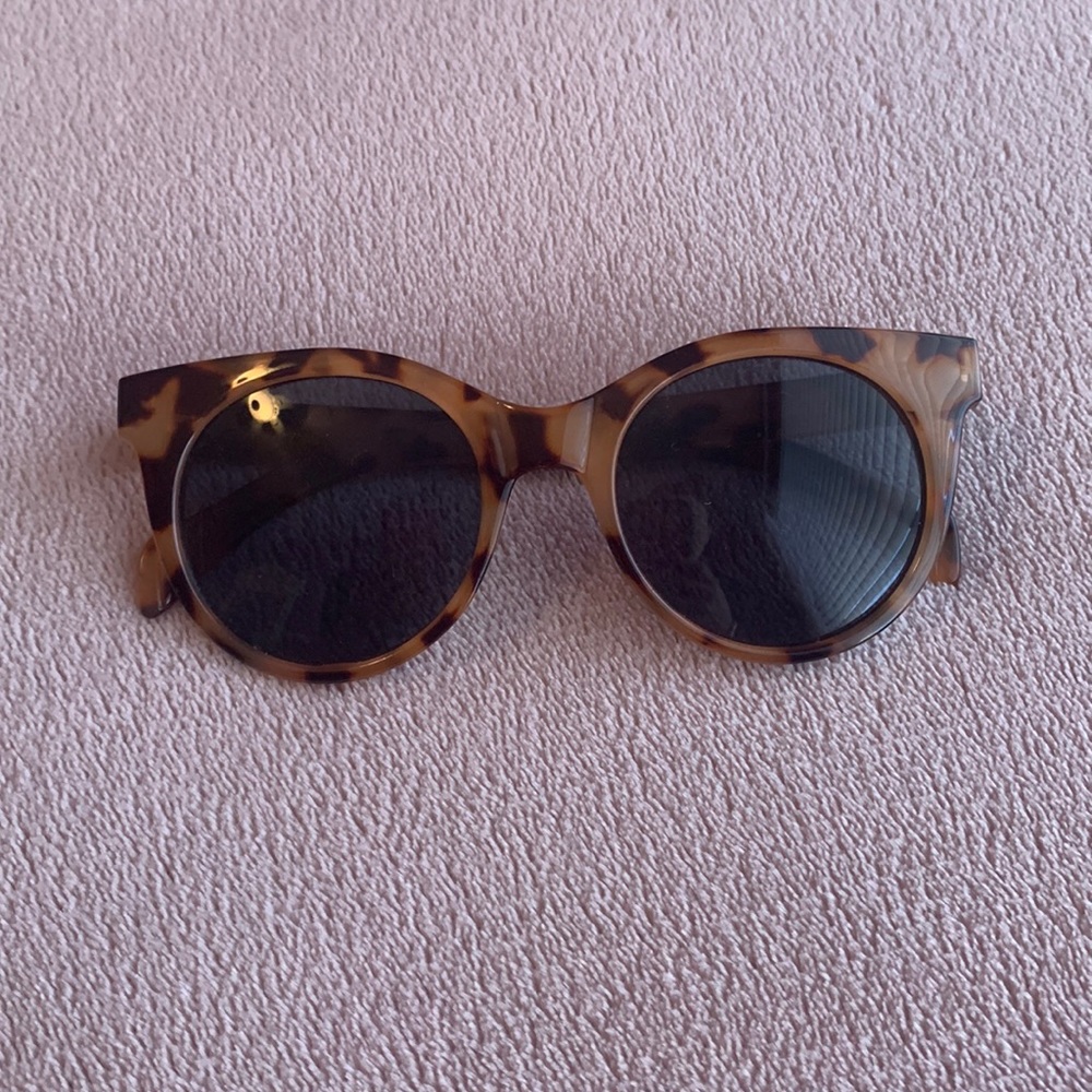 Tortoise shell sunglasses 😎